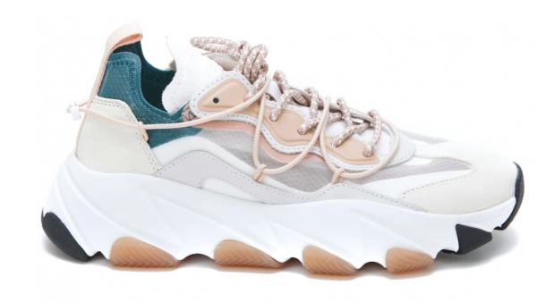 Sepatu sneakers dengan desain color-block yang bold dan modern